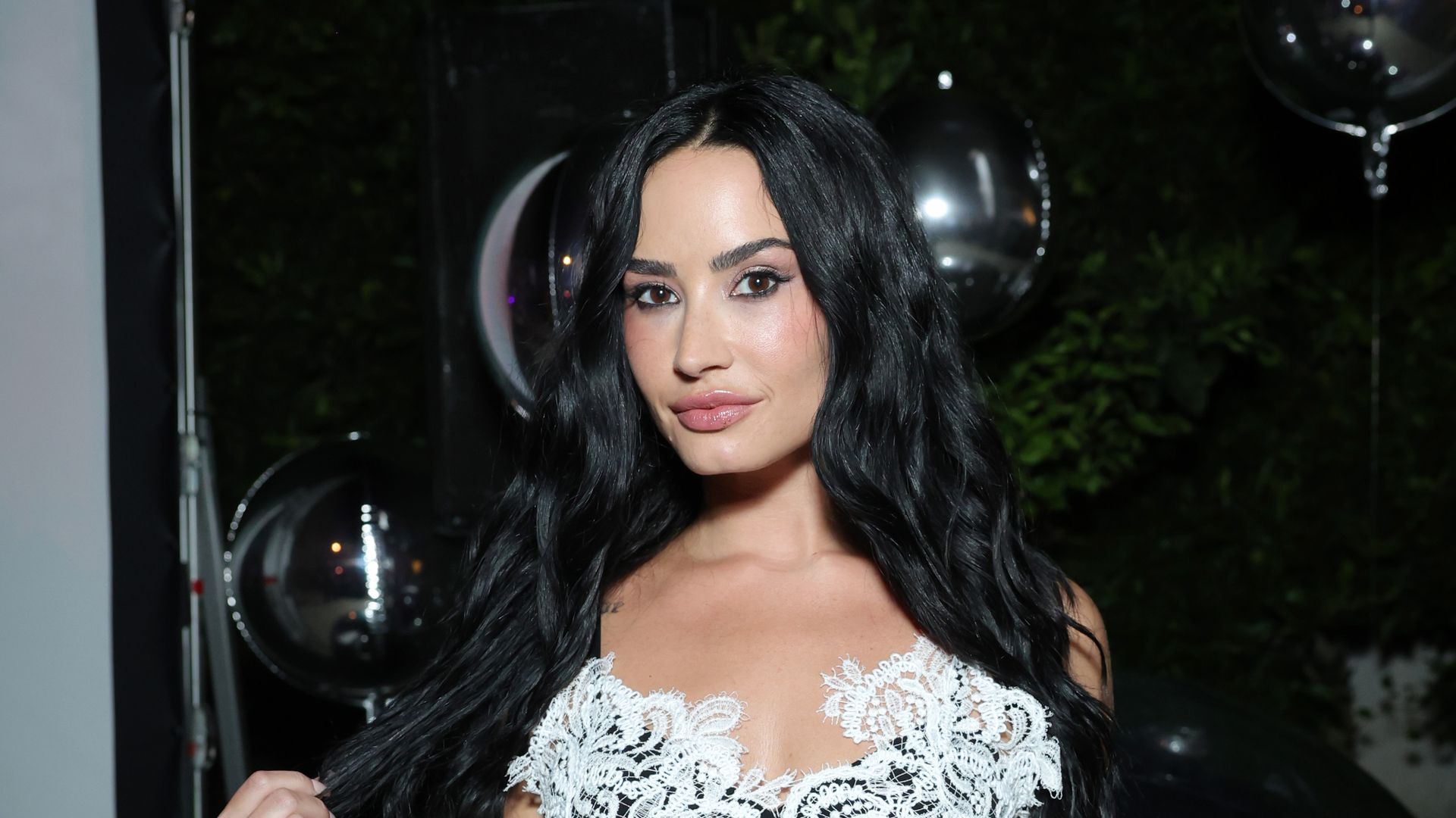 Demi Lovato en un videoclip simulando una fiesta