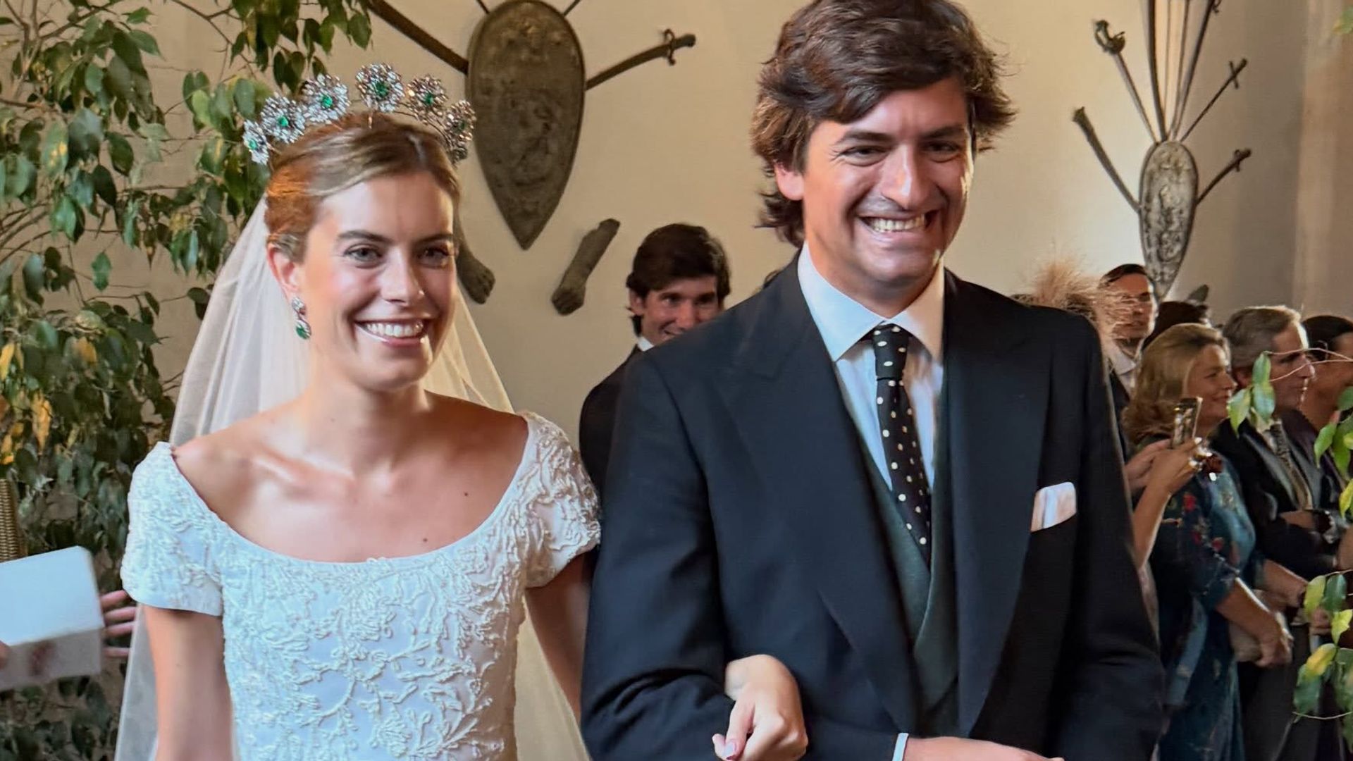 La romántica boda sevillana de Cristina Escudero Márquez, ahijada del Rey y nieta de Tessa de Baviera, con la histórica tiara de las esmeraldas de Isabel II