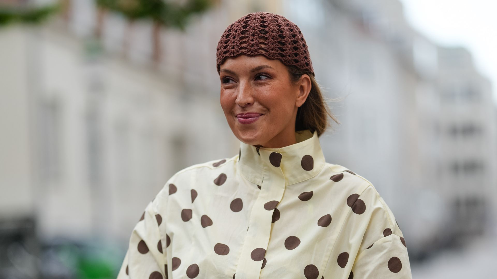 Cómo combinar el casquete de crochet que querrás estrenar ya en la ciudad y llevarte a la playa este verano