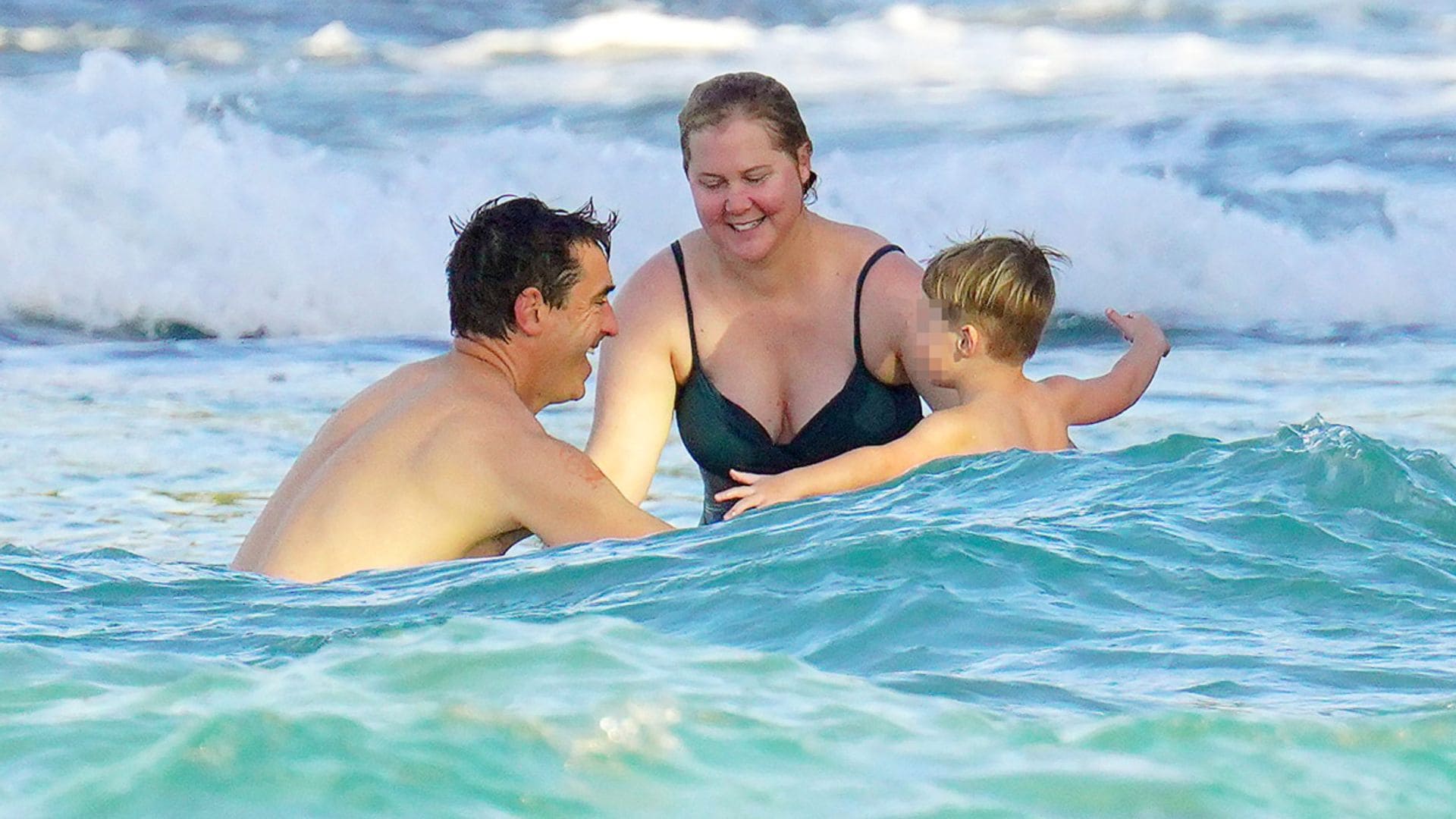 ¿Quién dijo frío? Amy Schumer termina el año en el Caribe con su marido y su hijo