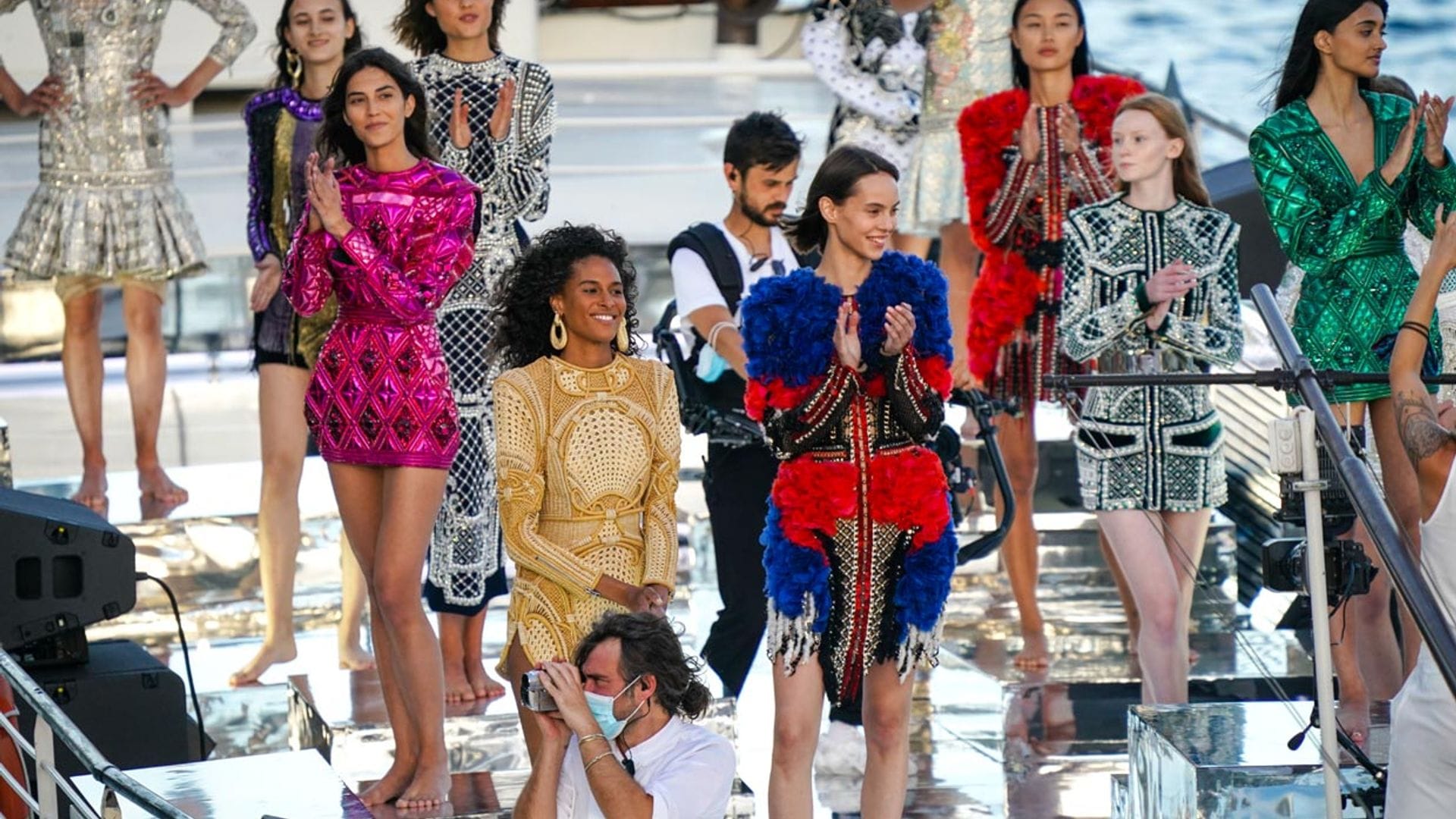 En un barco y con las modelos descalzas: el inusual desfile de Balmain por su aniversario