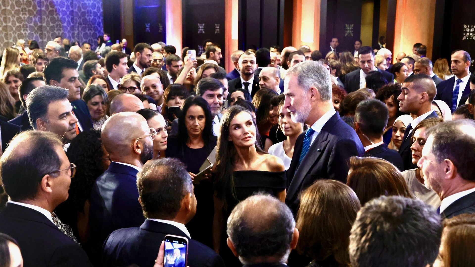 Los reyes Felipe y Letizia con la colectividad española en Egipto 