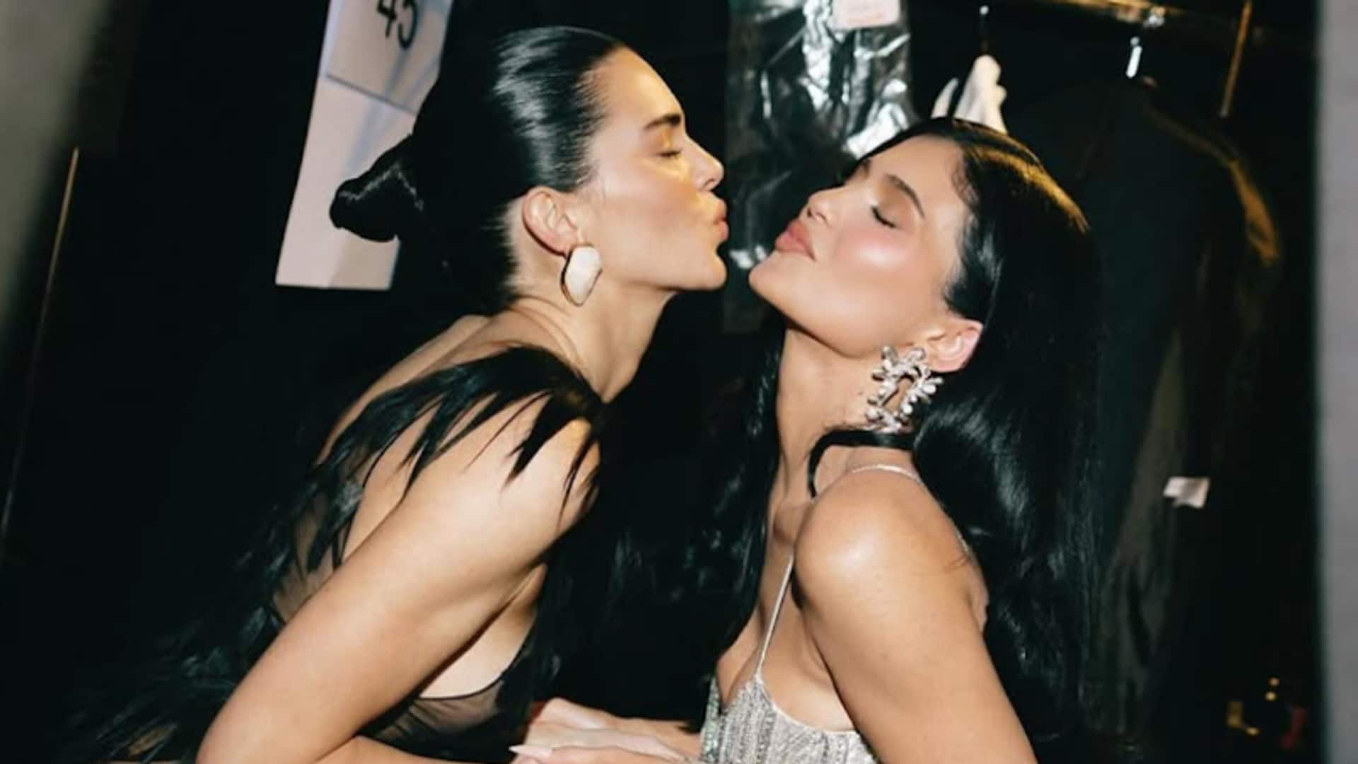 Kendall y Kylie Jenner desfile Schiaparelli