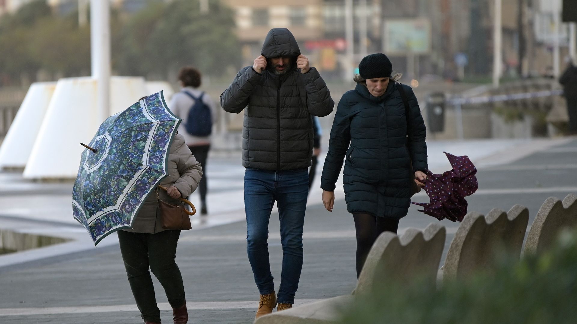 Mejor quedarse en casa: la AEMET alerta de lluvias intensas, vientos de 120 km/h y un desplome térmico de 10 grados