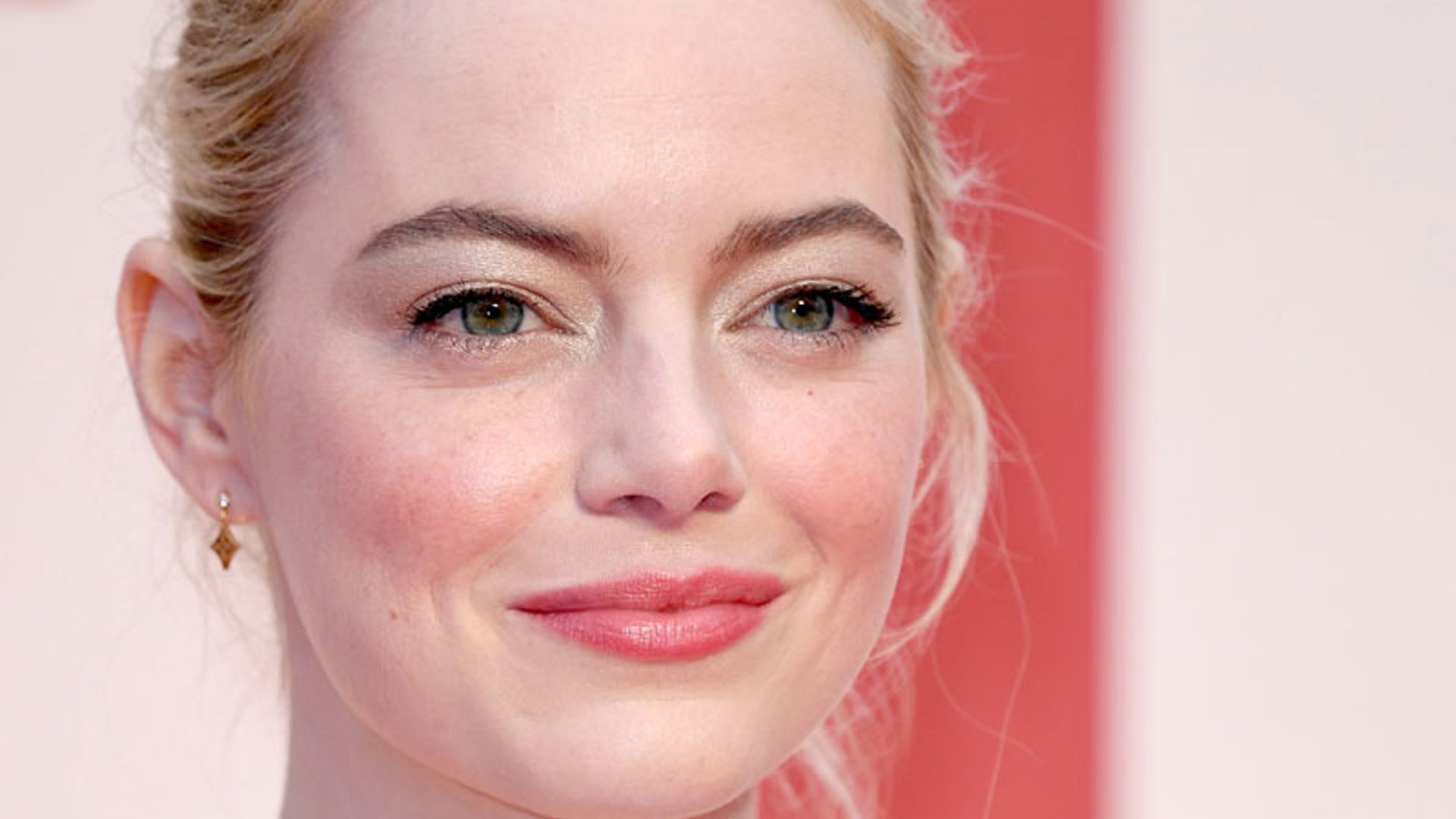 Con extensiones y rubia platino, Emma Stone como nunca la habíamos visto