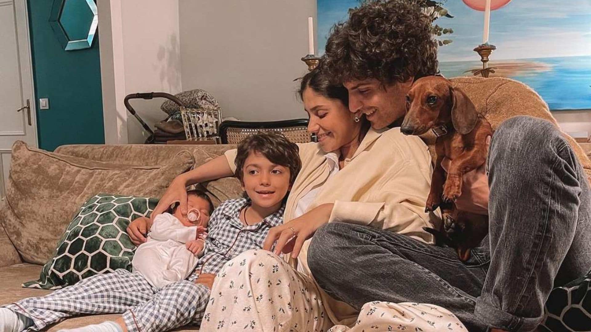 La divertida (y tierna) reacción del hijo de María García de Jaime y Tomás Páramo al ver que su hermanita tiene hambre
