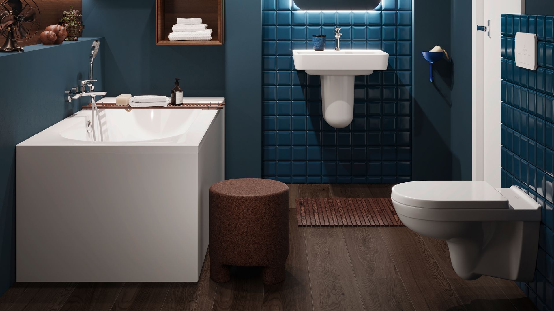 Baño con azulejos azul Klein, paredes azules, sanitario suspendido, lavabo suspendido, bañera, hornacina, suelo de madera oscura, estanterías tipo caja