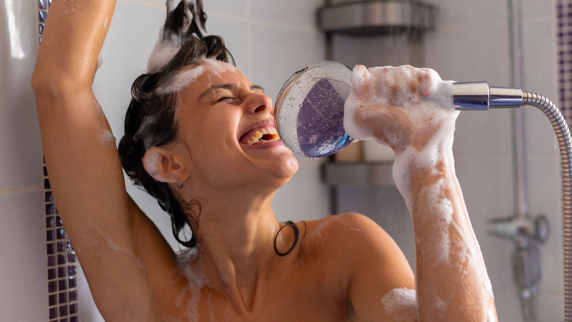 Mujer dándose una ducha 