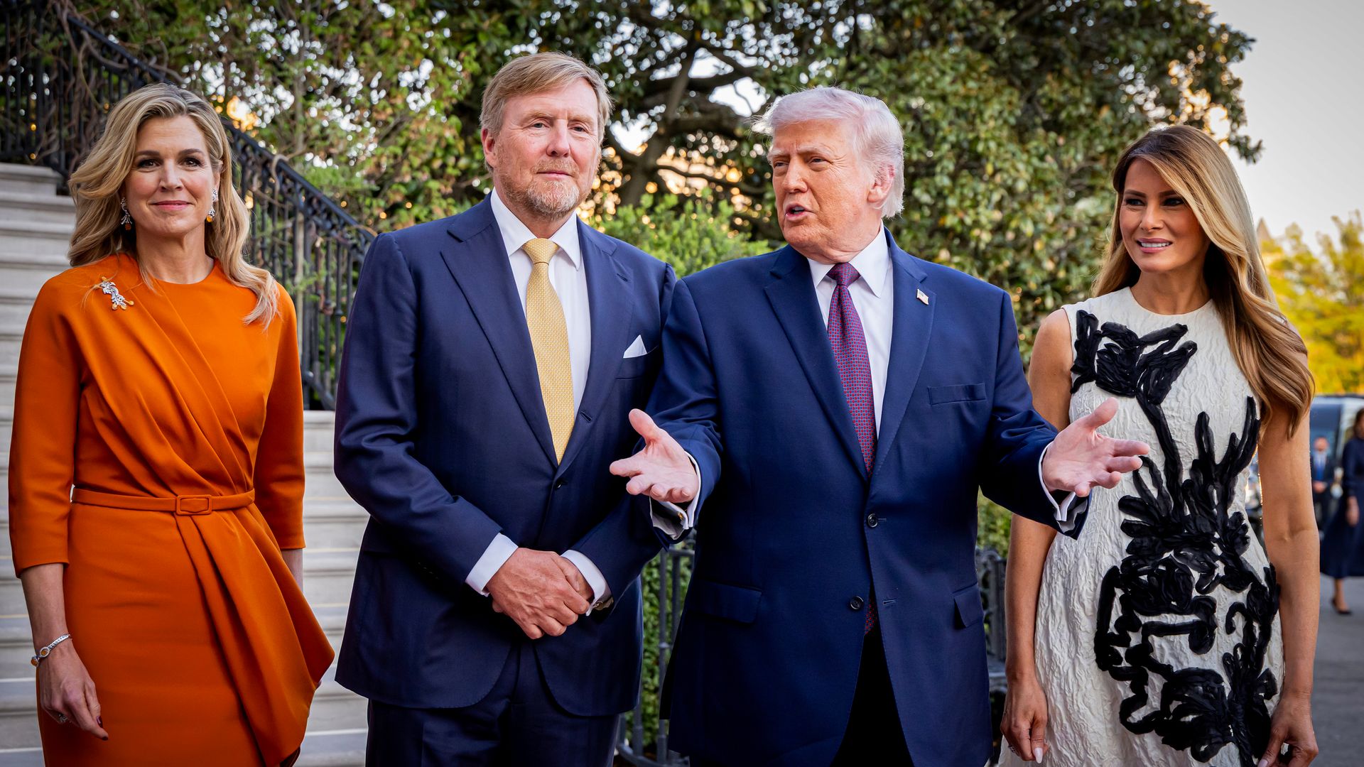 Máxima de Holanda estrena un vestido midi con efecto 'cintura de avispa' y mensaje oculto en la Casa Blanca