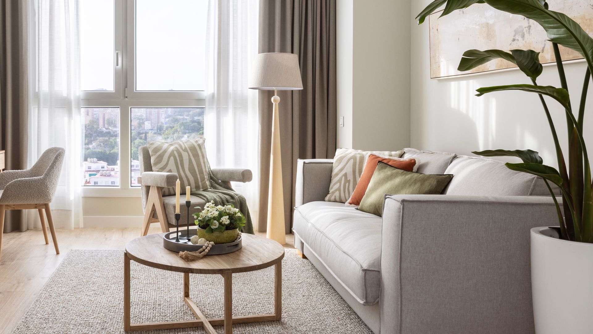 Lámpara de pie en el salón de estilo clásico