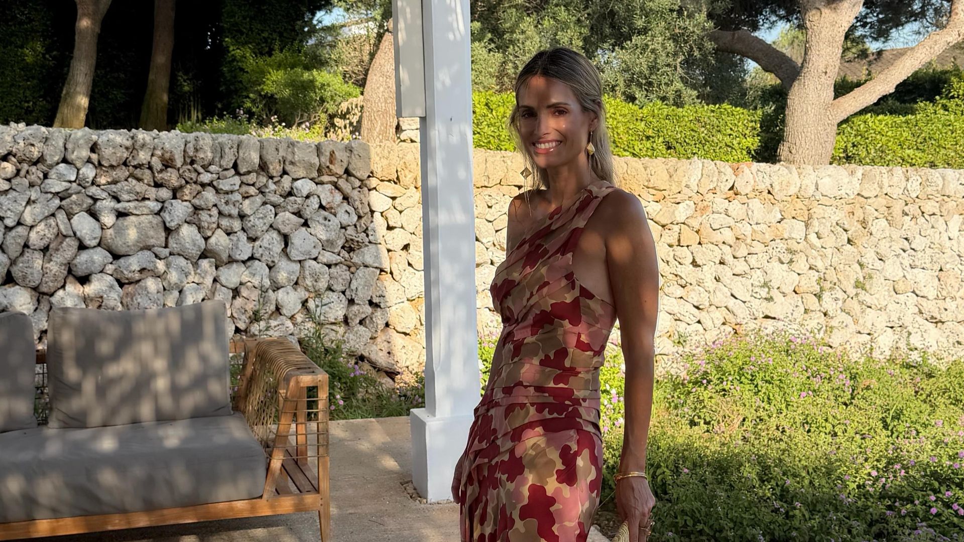 Andrea Pascual sorprende con un vestido veraniego que hace tipazo y marca la cintura: "Es perfecto tanto para mujeres de 20 como de 40"