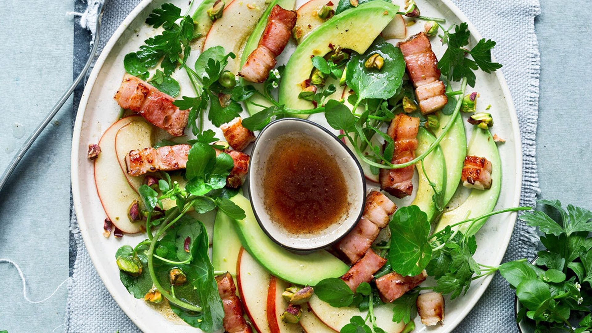 Ensalada de manzana con beicon y aguacate