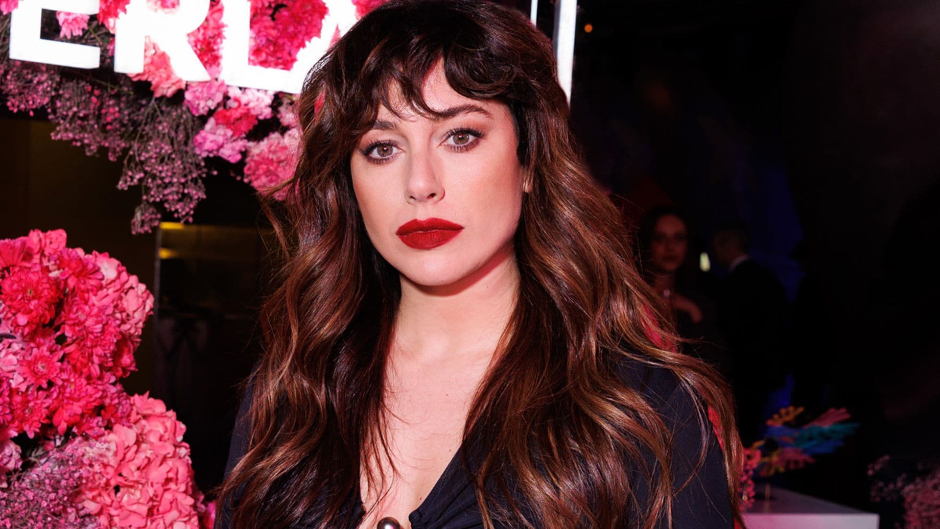 Te contamos los secretos de la melena rizada con flequillo de Blanca Suárez