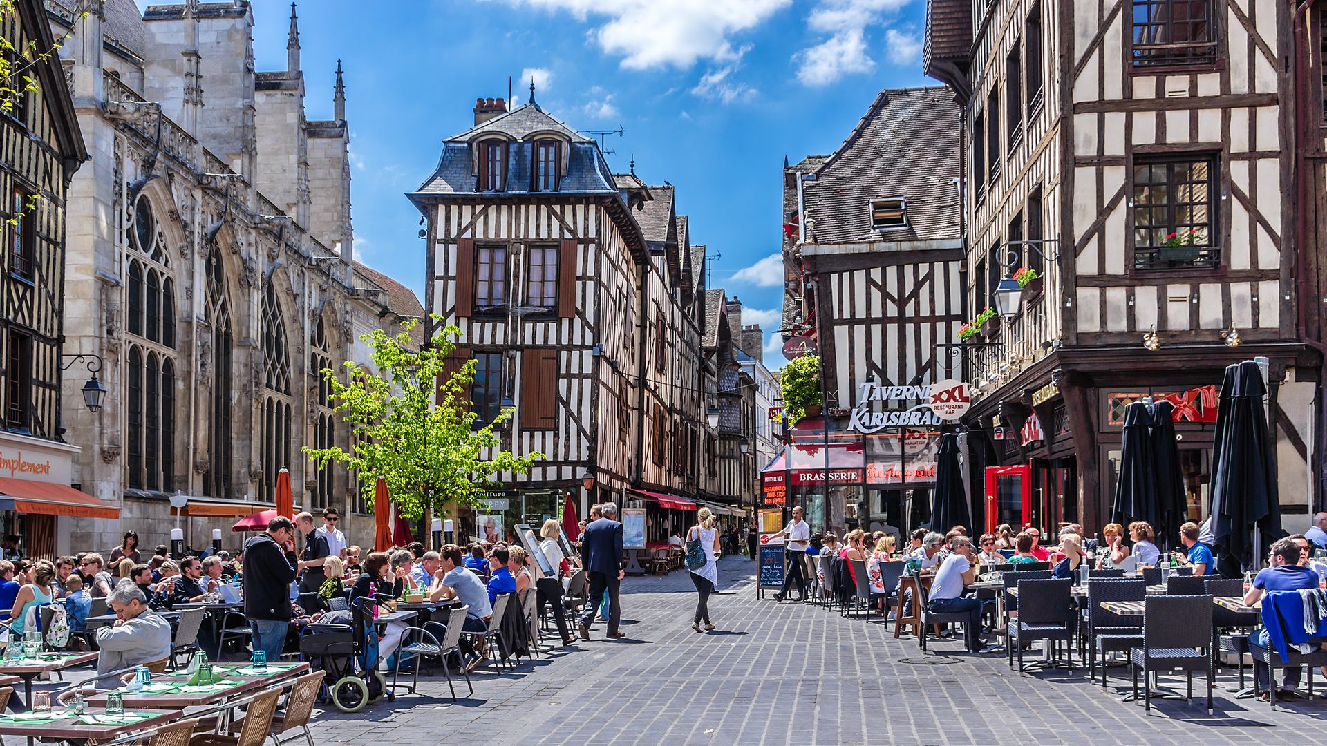 La ciudad medieval más intacta de Francia que casi nadie conoce: a hora y media de París y sede del mayor mercado de Europa