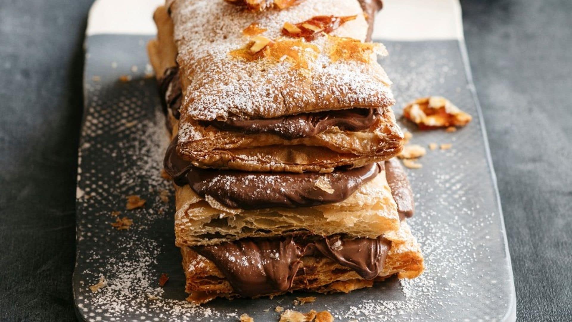 Milhojas de 'mousse' de chocolate y almendras