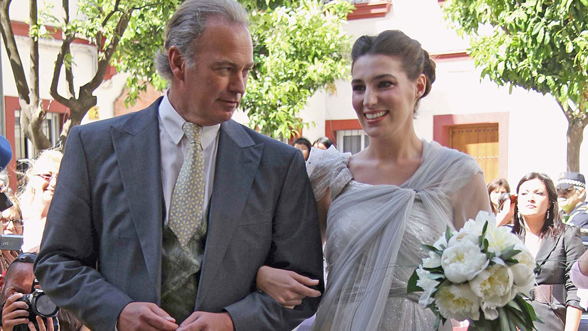 Toques de color y romanticismo: recordamos los vestidos de novia de las hermanas Osborne