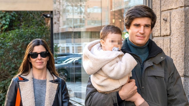 Con Carlos Fitz-James Stuart y su hijo, que nació el 4 de marzo de 2023 y se llama como su padre