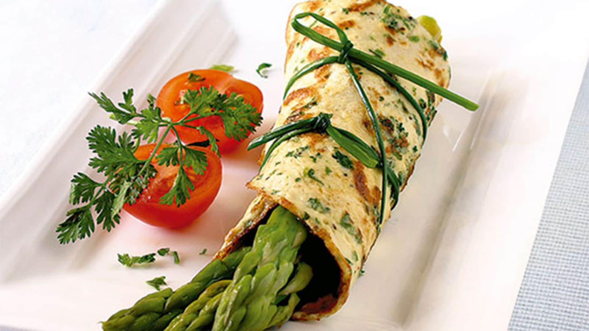 Tortilla de espárragos trigueros y hierbas aromáticas