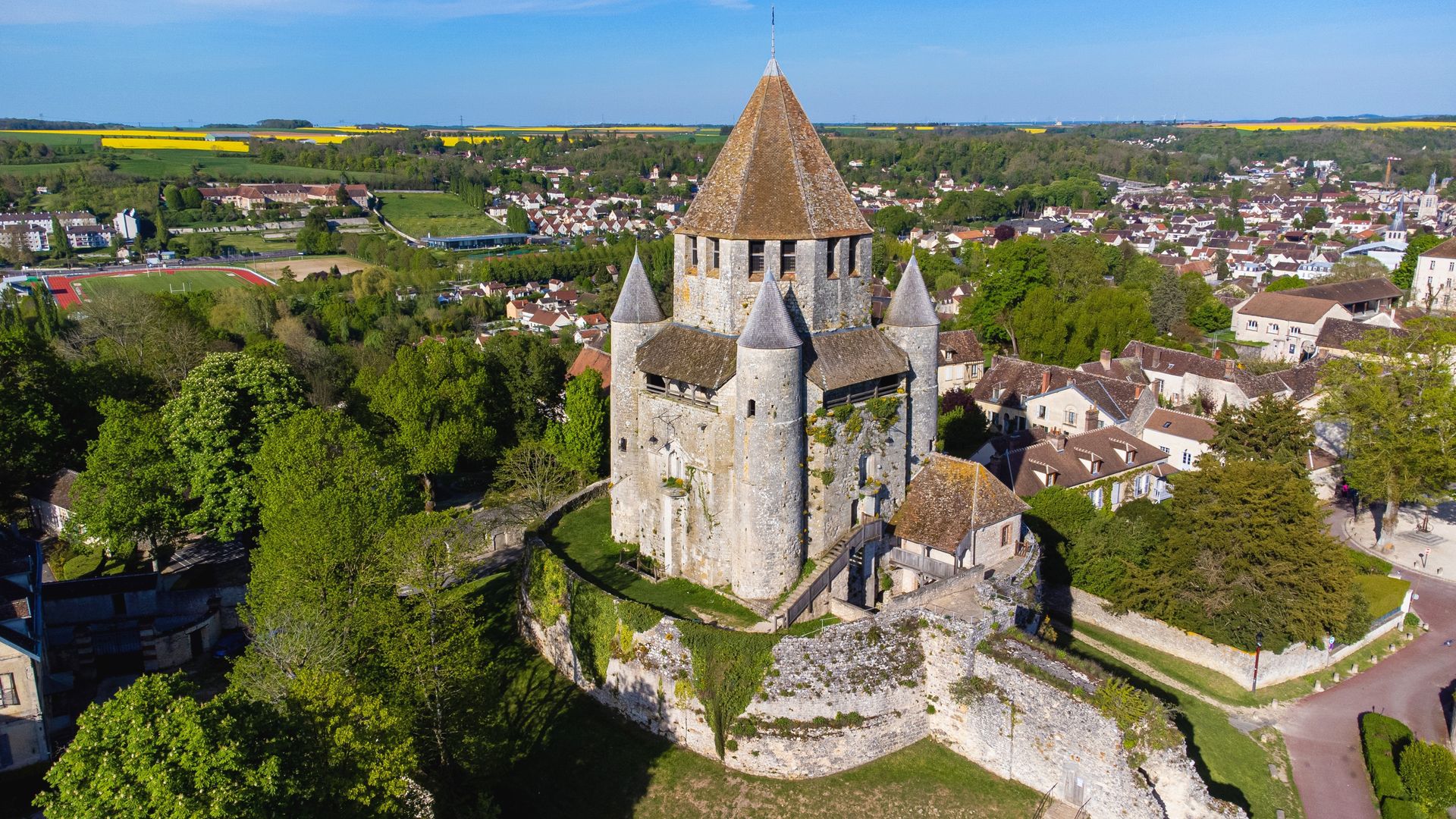 La ciudad medieval amurallada de Francia declarada Patrimonio de la Humanidad que casi nadie conoce muy cerca de París