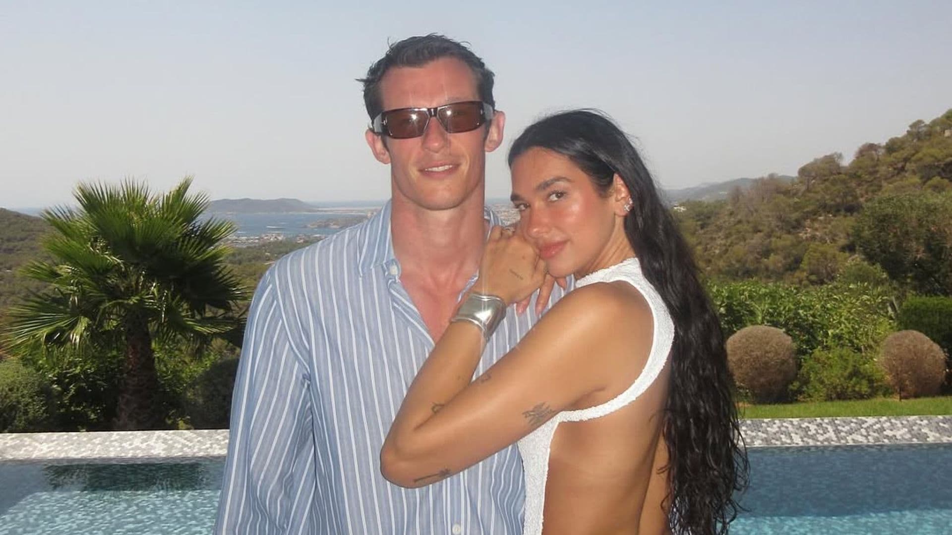 Dua Lipa con su novio Callum Turner