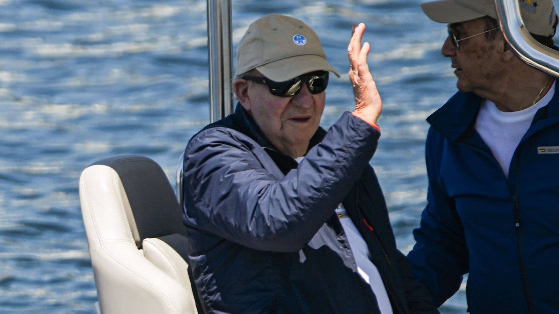 El rey Juan Carlos se despide de Sanxenxo entre regatas, risas y una entrañable reunión familiar
