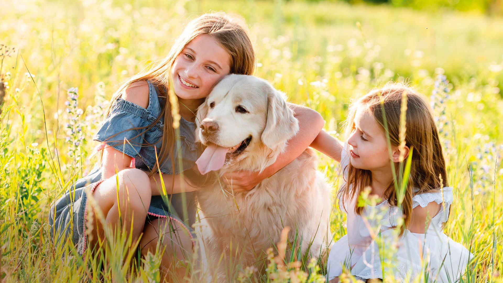 Dos niñas disfrutando junto a su mascota