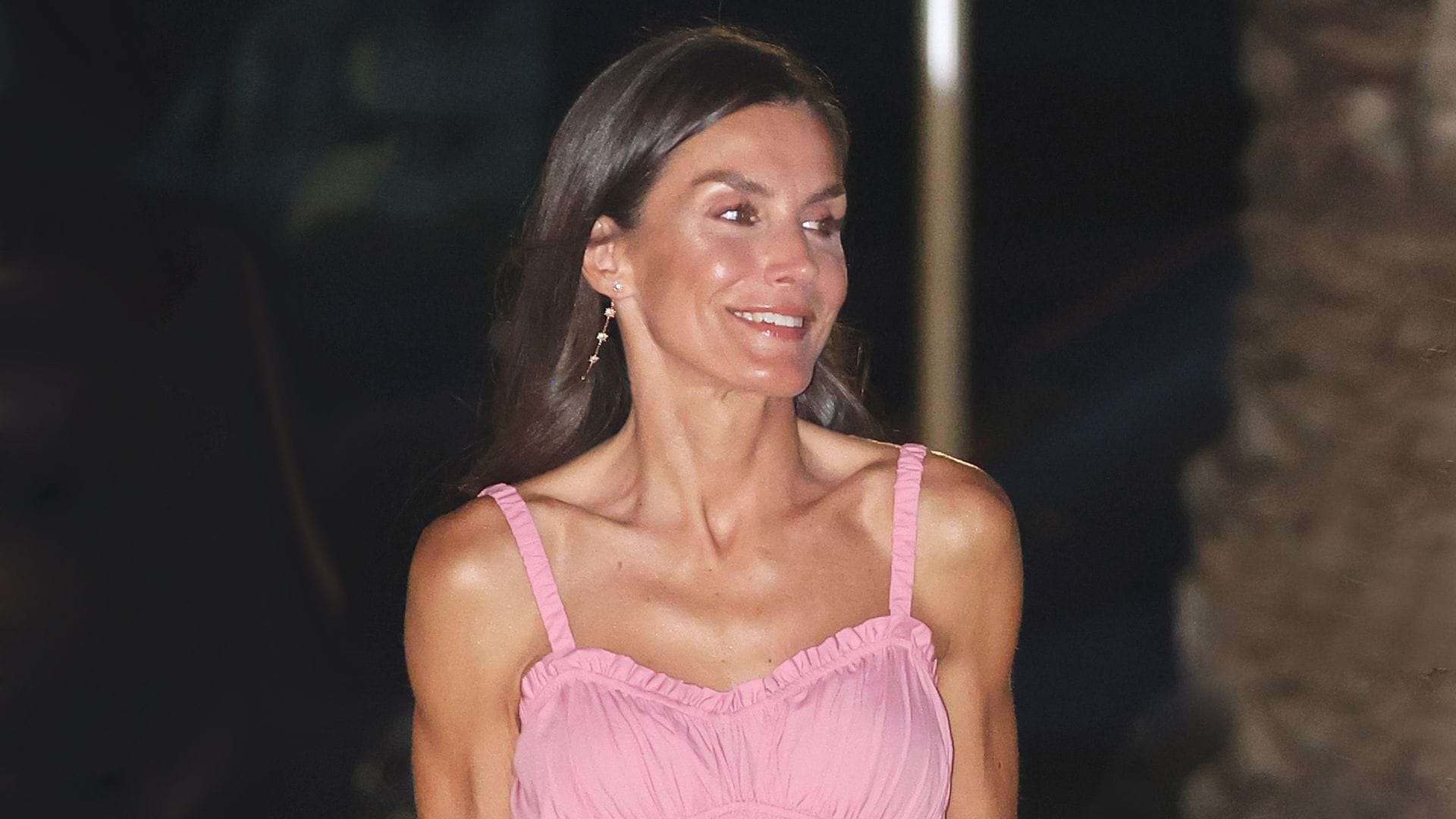 El nuevo look de la reina Letizia: vestido rosa con efecto corsé y espardenyas con sello ibicenco