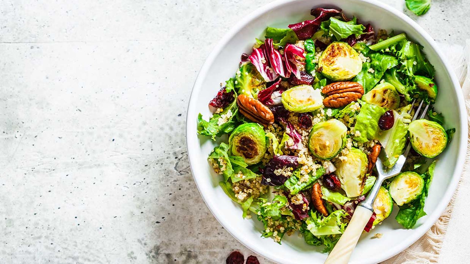 Levadura de cerveza y otros alimentos que enriquecen tu ensalada