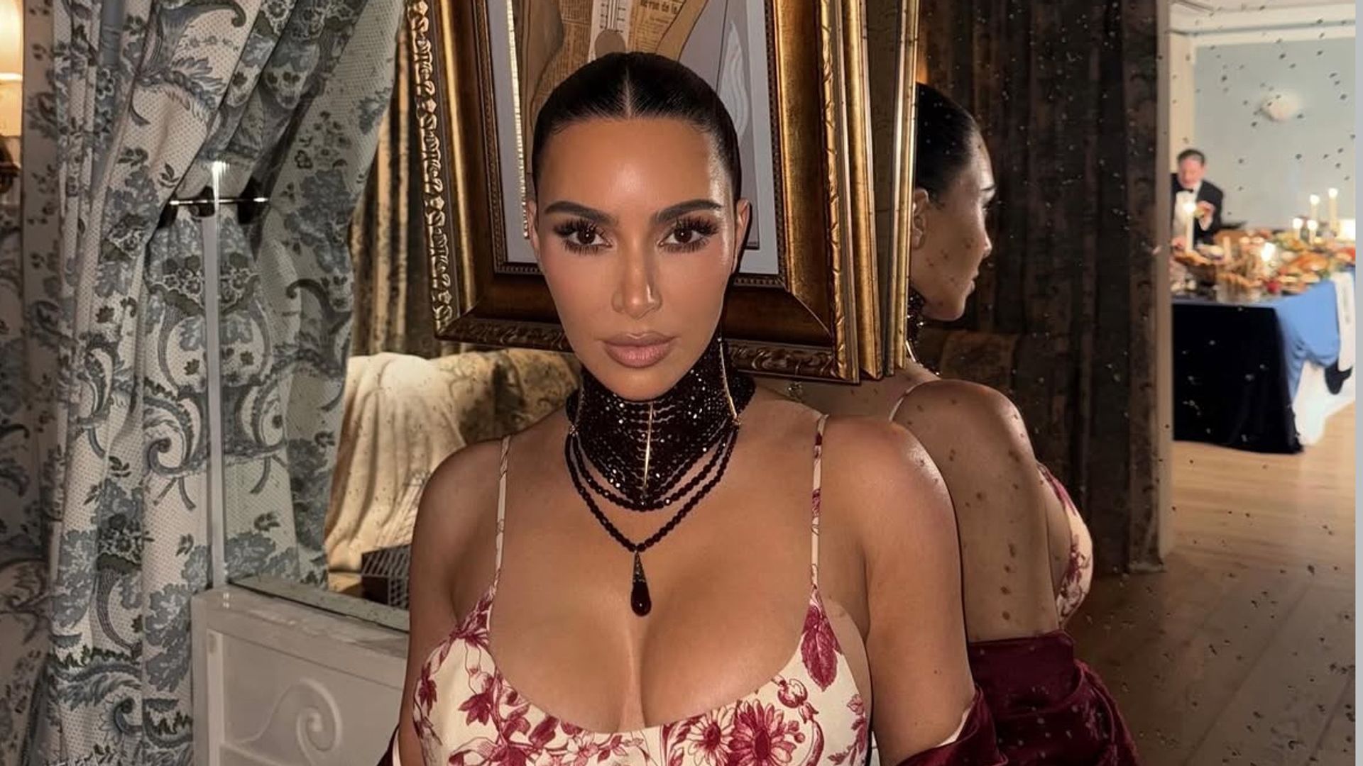 Kim Kardashian sorprende con un vestido de archivo en redes sociales