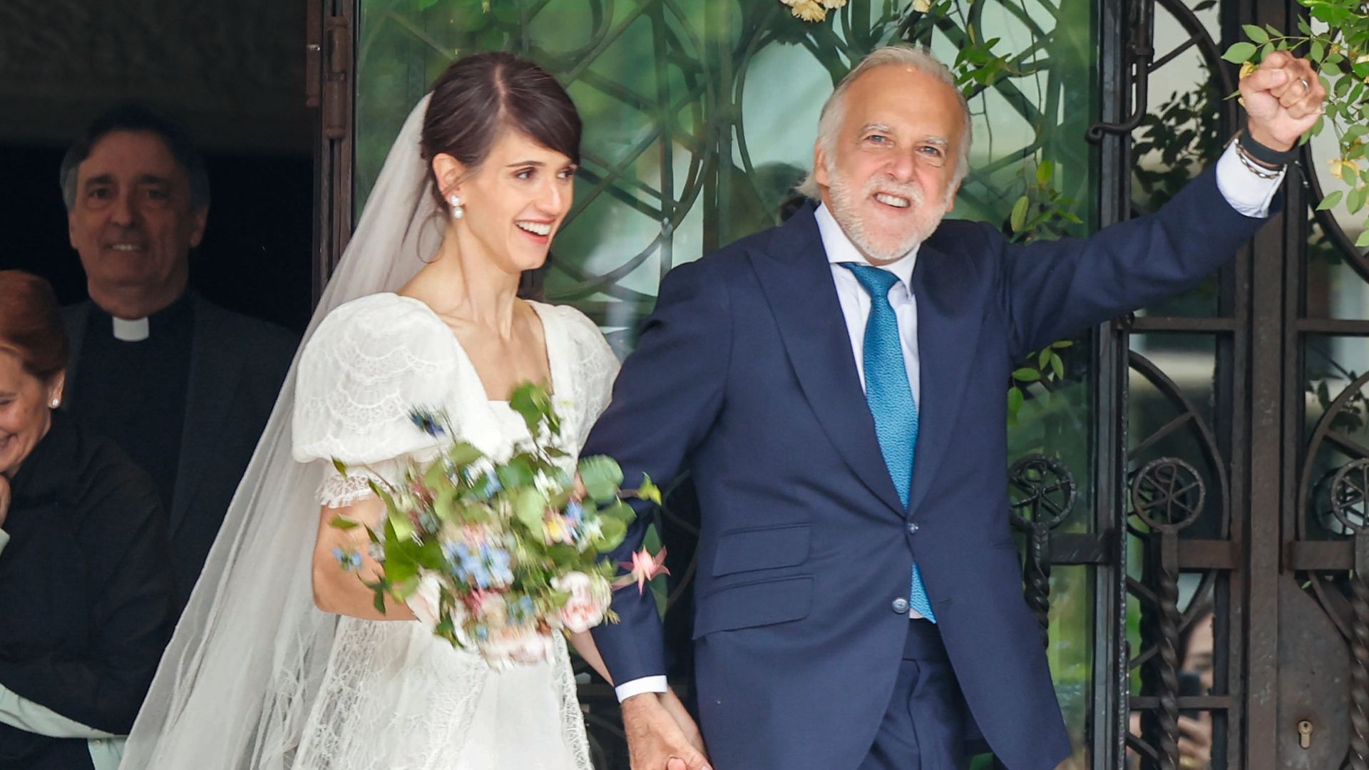 Paco Arango y Begoña Aguilera, convertidos ya en marido y mujer, abandonan el templo tras el "sí, quiero", el pasado 8 de mayo. La novia estaba radiante con un sofisticado diseño de líneas depuradas, firmado por Alvarno