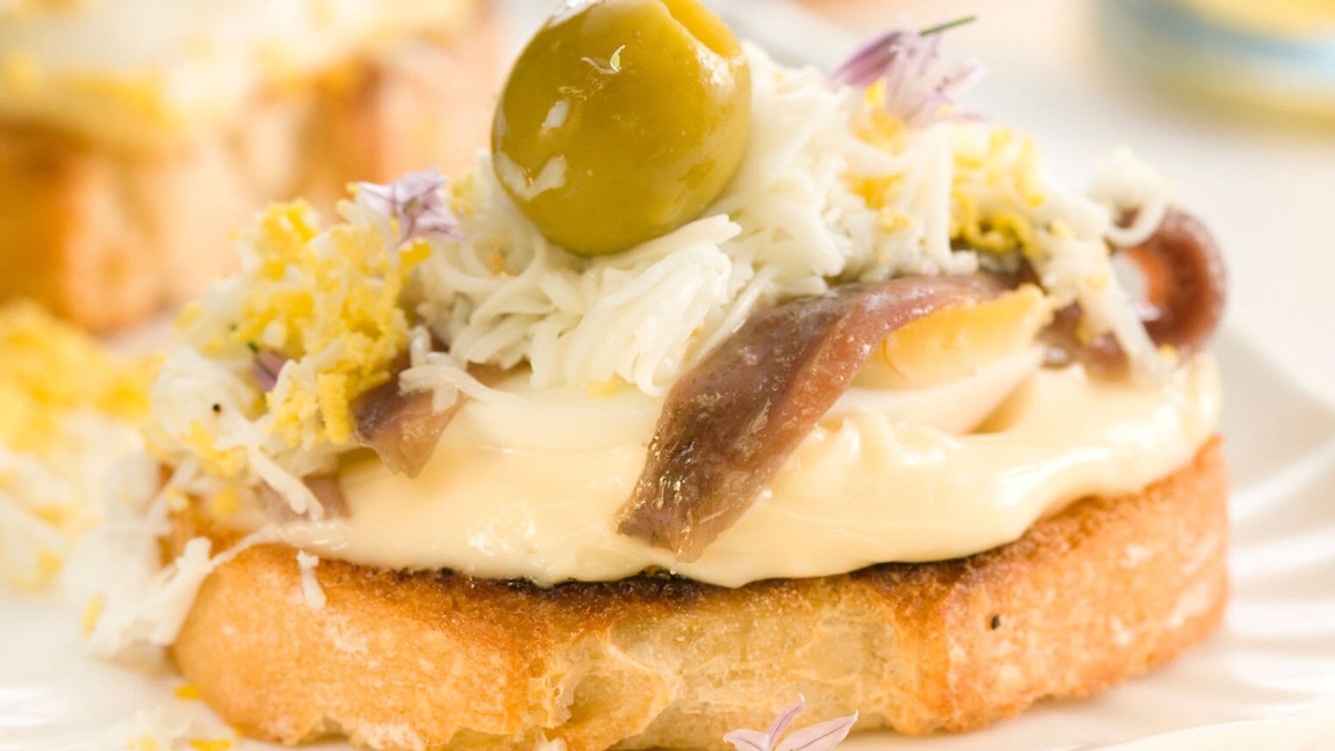 Pincho de anchoa con mayonesa, huevo duro y aceituna