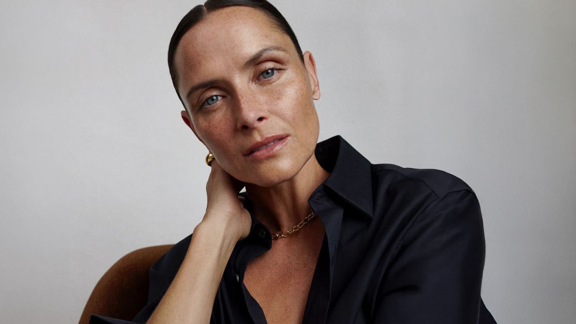 Tasha Tilberg mirando a cámara tocándose el cuello