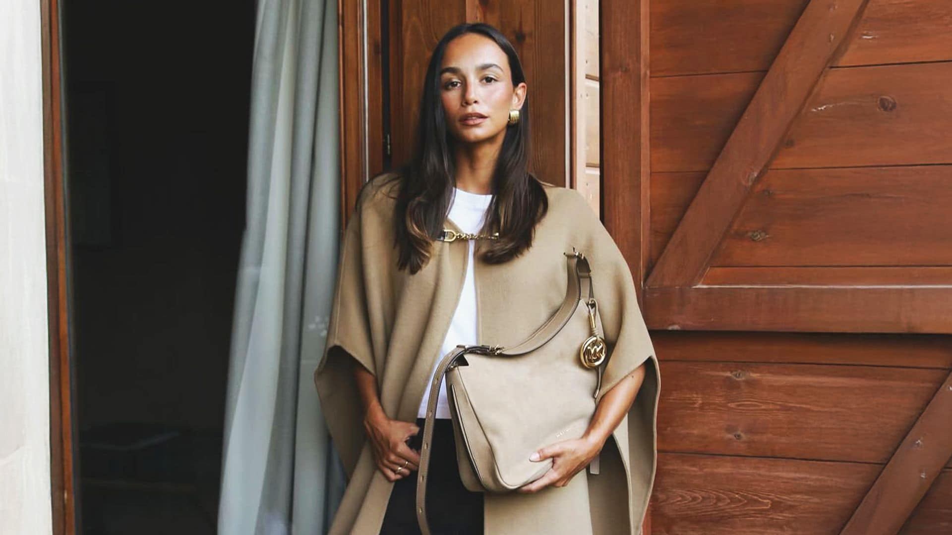 Una camiseta blanca y 5 looks especiales para innovar en otoño sin pasar frío