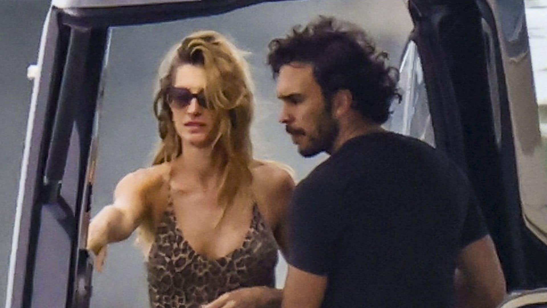 Los nuevos padres Gisele Bündchen y su novio, Joaquim Valente, fueron vistos mostrando mucho cariño mientras disfrutaban de un almuerzo en su nuevo bote Schrefer en Miami, Florida. 