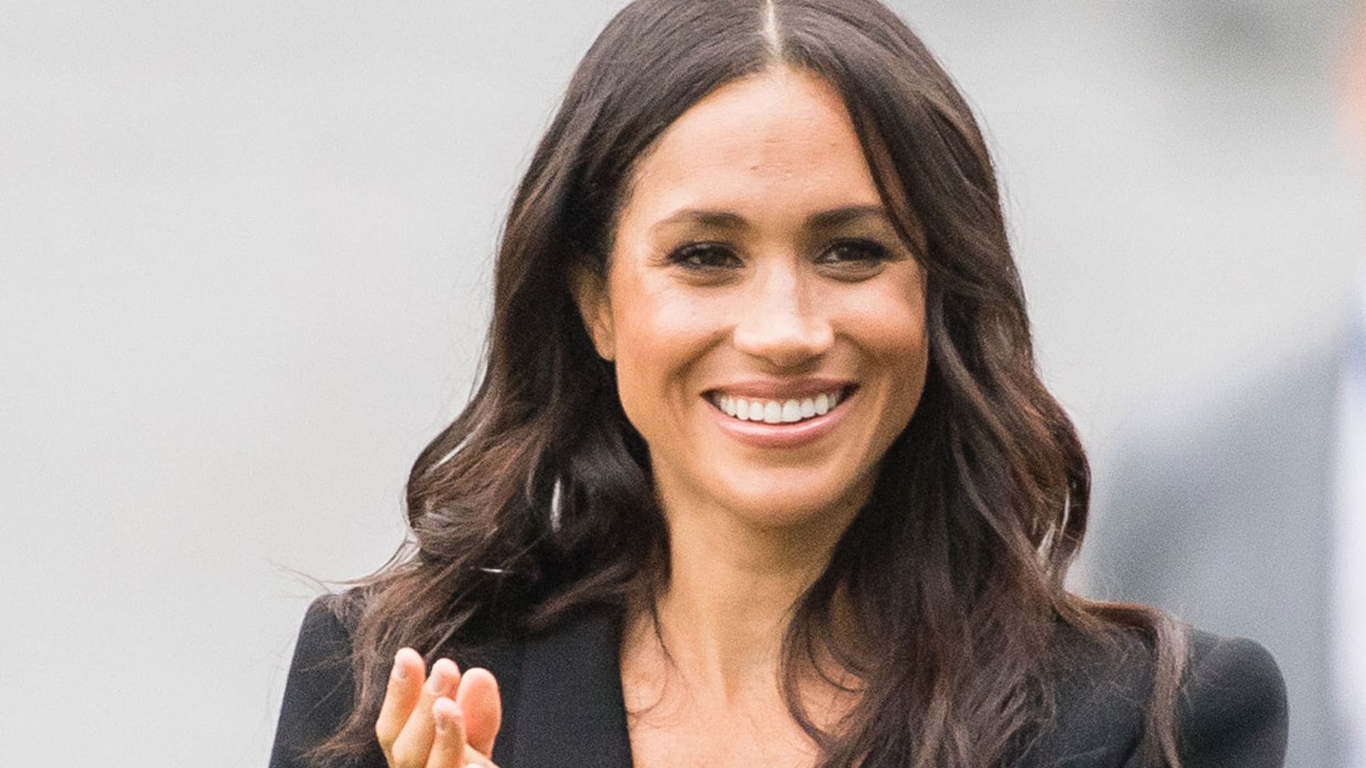 Meghan se copia a sí misma y recuerda el icónico look de su primer viaje internacional