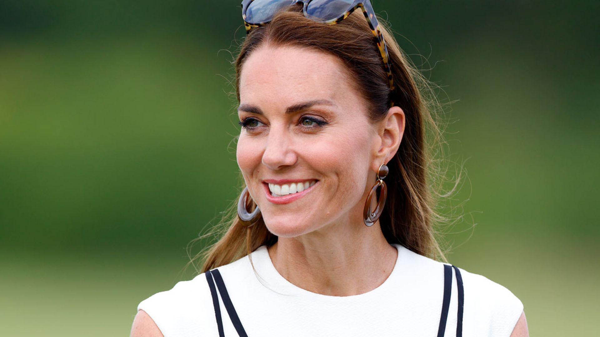 De las alpargatas de Kate Middleton al capazo de Jane Birkin: compra los bolsos y zapatos que son eternos