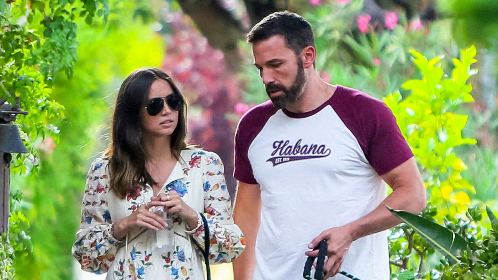 El vestido bordado que Ana de Armas lleva con chanclas y nosotras imaginamos con alpargatas