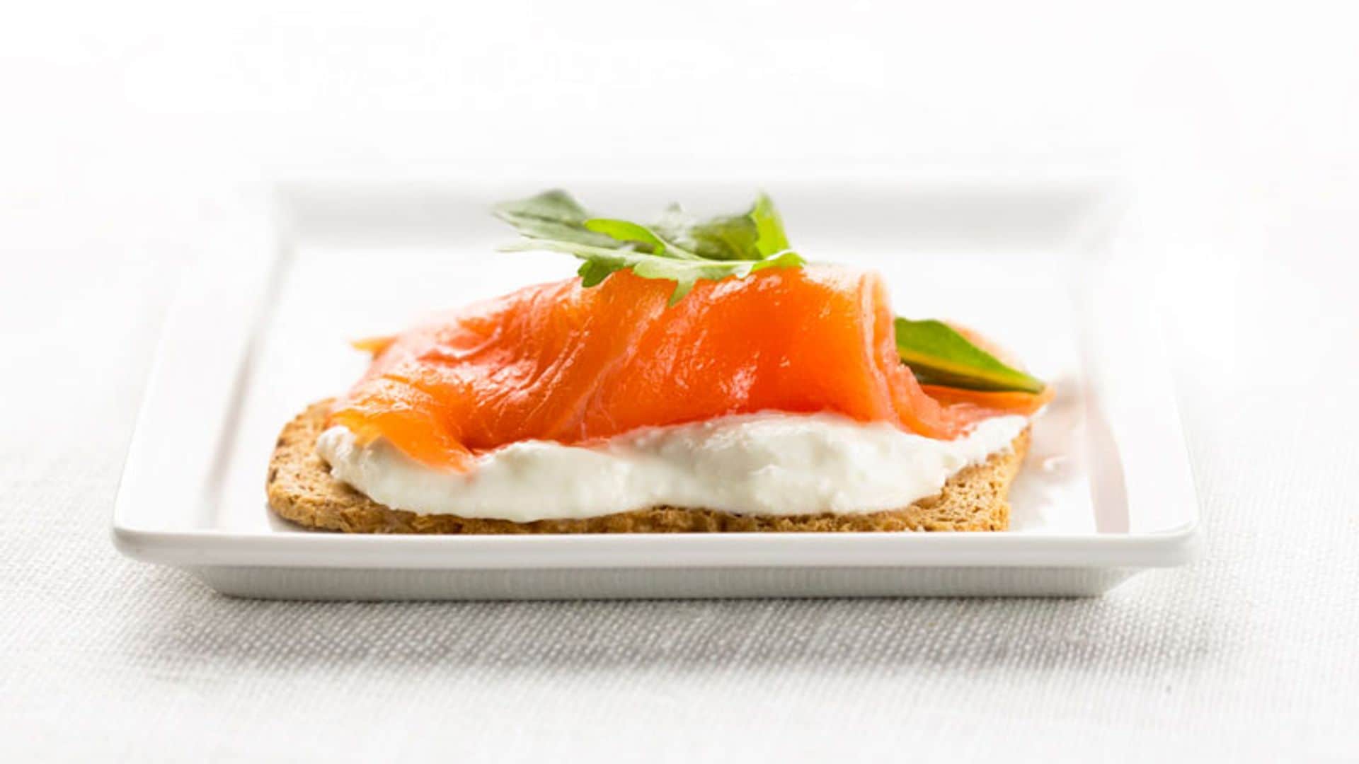 Canapés de salmón noruego ahumado con rúcola y queso cremoso