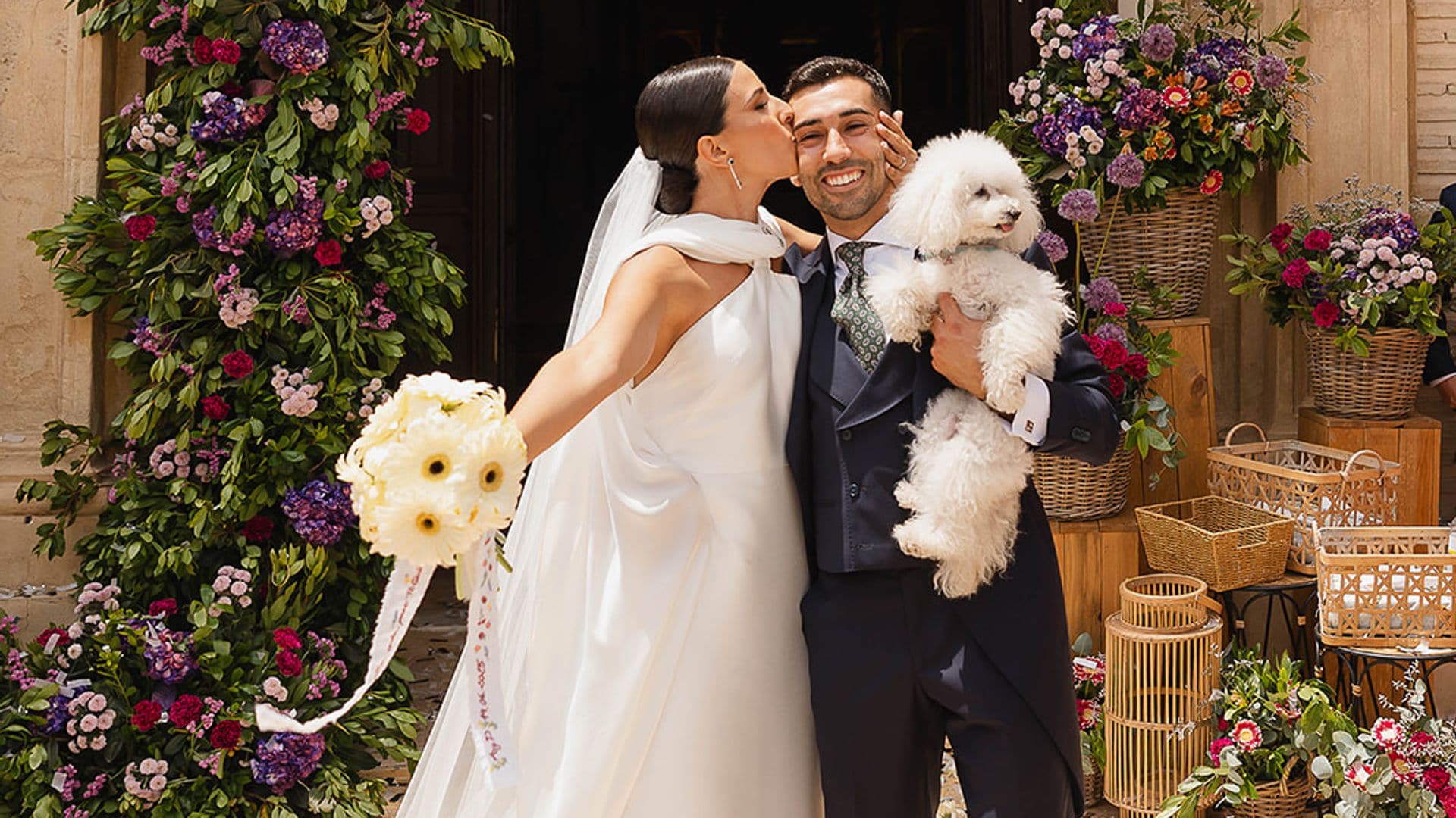 Vestido de novia viral con capa desmontable y botones joya