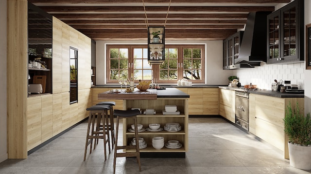 Cocina de madera con isla central con barra con taburetes, vigas de madera en el techo, lámpara de suspensión y vitrinas negras