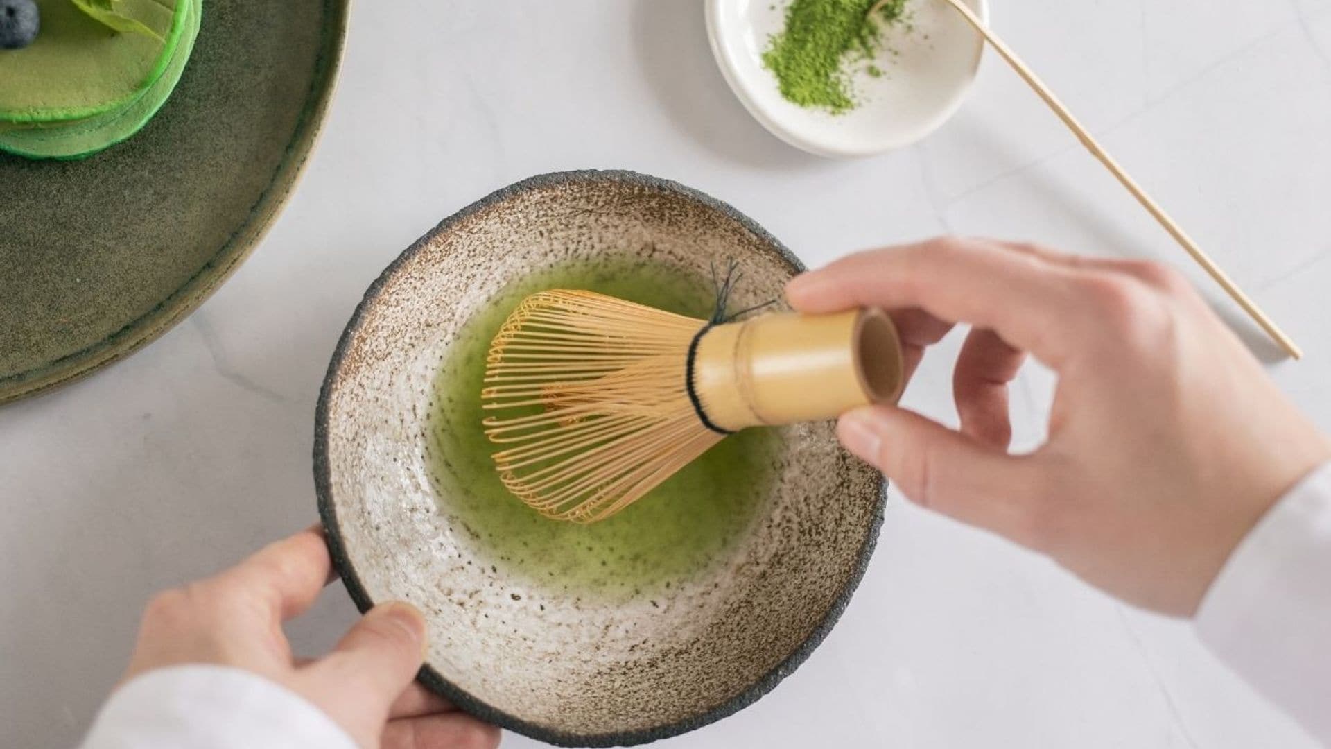 ¿No te convence el sabor del té matcha? Con este truco puedes hacer que sepa mejor