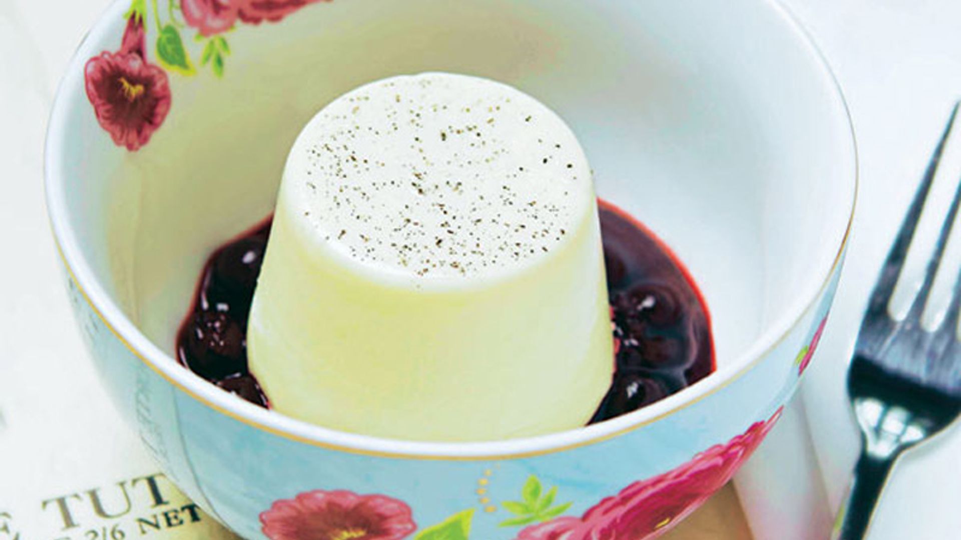 'Panna cotta' de vainilla con sopa de grosellas