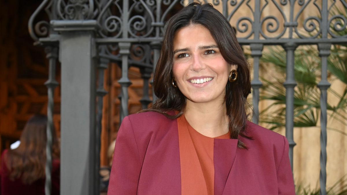 Tana Rivera apuesta por un traje de chaqueta burdeos y diseñado por sus amigos para el bautizo de su hermano