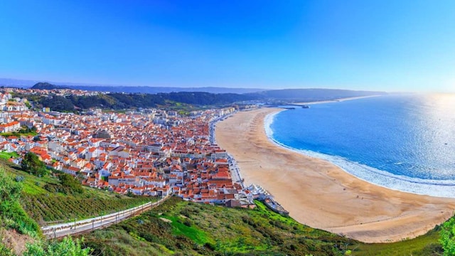 ciudad de nazare en la costa portuguesa