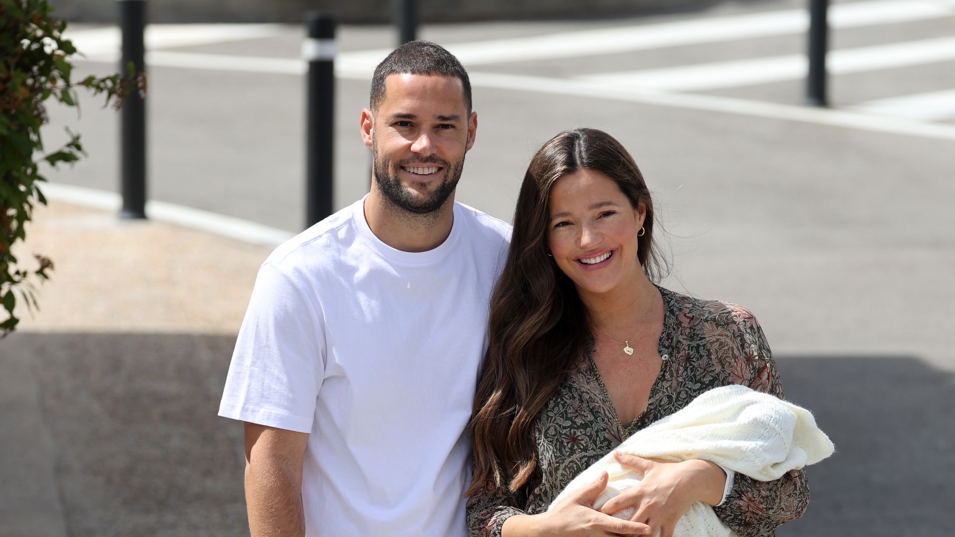 Malena Costa y Mario Suárez salen del hospital con su pequeña Margot: "Se parece a Matilda, la hermana"