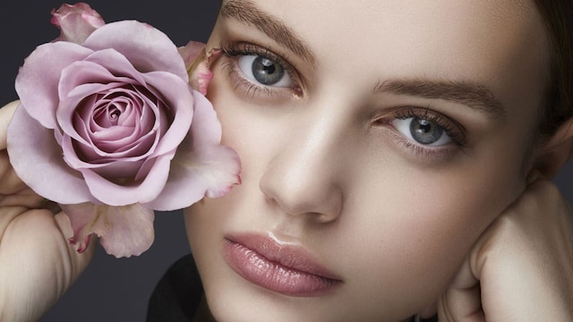 modelo rosa contorno ojos