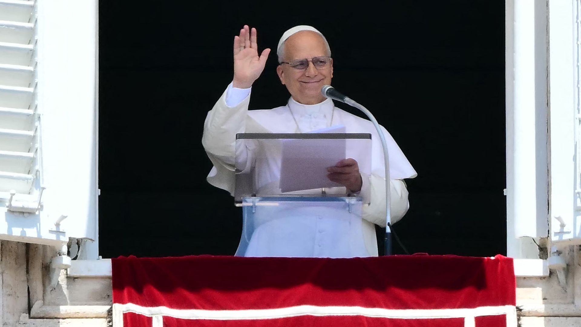 El papa León XIV desde la ventana del Palacio Apostólico 