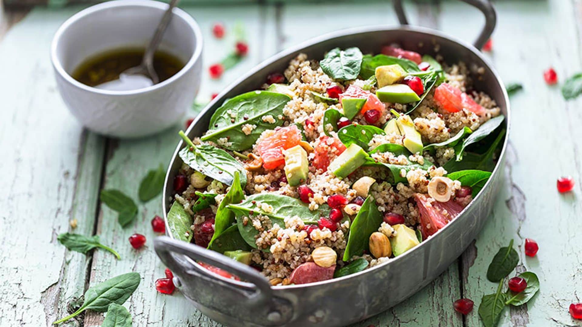Ensalada de quinoa con espinacas, aguacate y avellanas