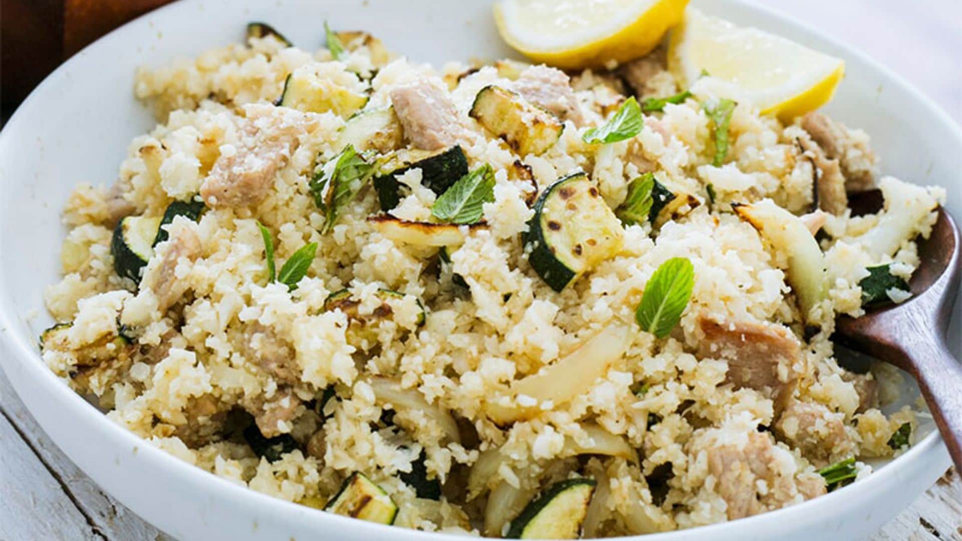'Arroz' de coliflor con pollo y calabacín