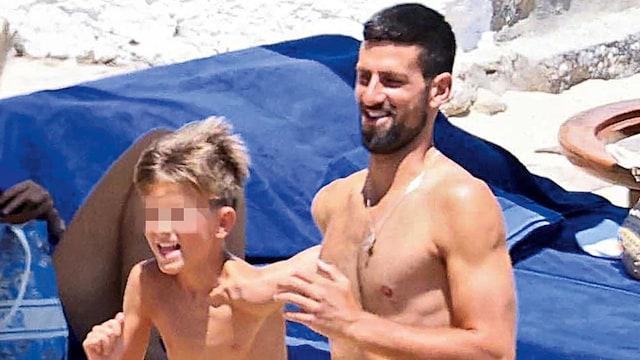 Aunque hace cuatro años que se compró una mansión en Marbella, Novak está disfrutando de sus vacaciones en las islas griegas.